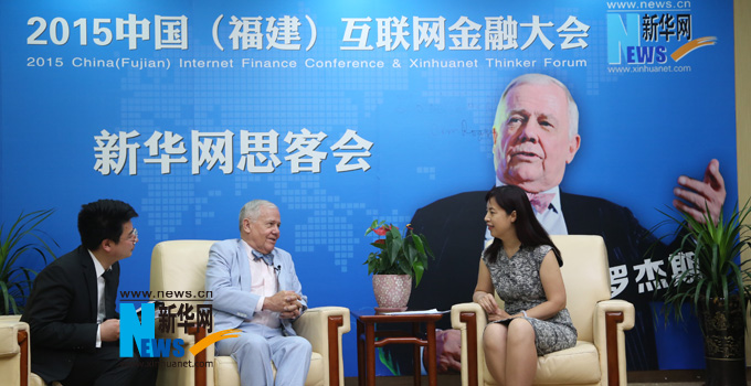 羅杰斯接受新華網(wǎng)思客專訪。