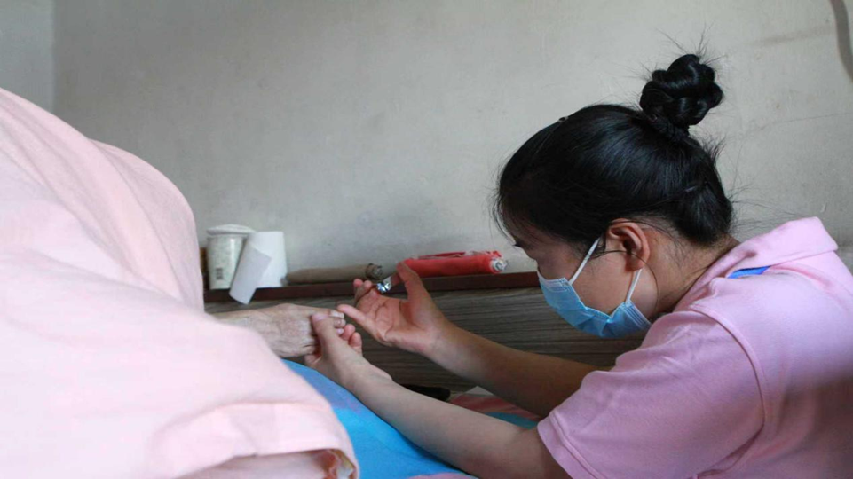 新華網民生觀察丨“小保費”撬動“大需求”——長護險助力破解家庭失能難題