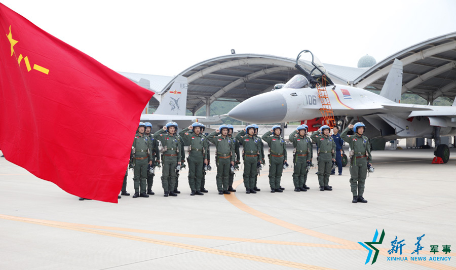 &uarr;軍旗招展，航空驕子對藍天宣誓。