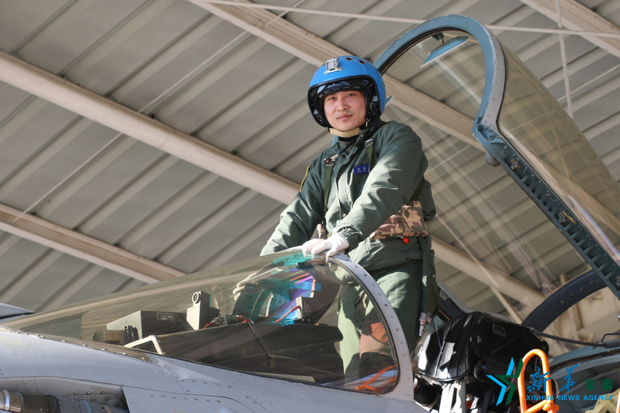 &uarr;資料圖片：張超首次駕駛殲-15戰機準備開飛。