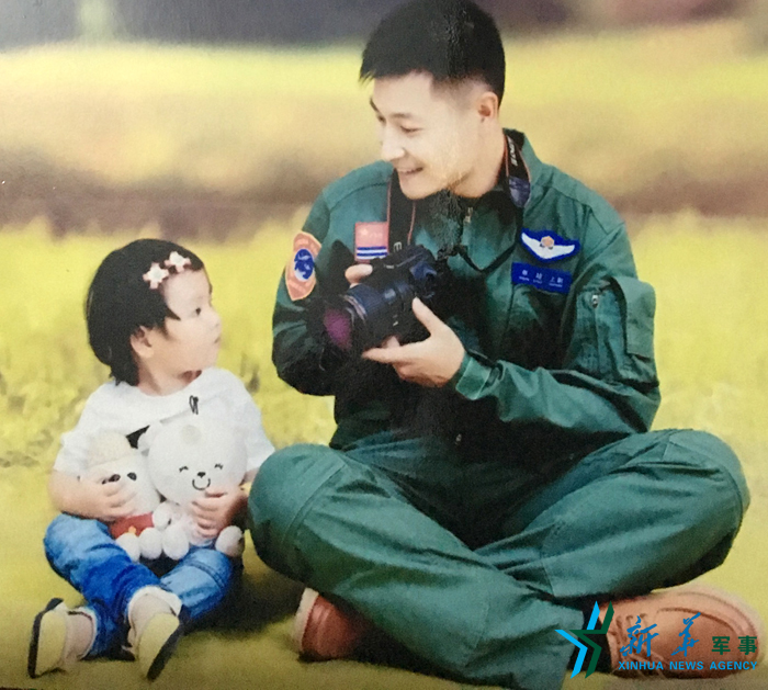 &uarr;資料圖片：被選為艦載戰斗機飛行員的張超與女兒合影。