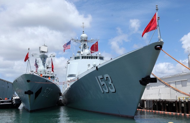 停泊珍珠港碼頭的中國海軍艦艇編隊導彈驅逐艦西安艦（右）和導彈護衛艦衡水艦。