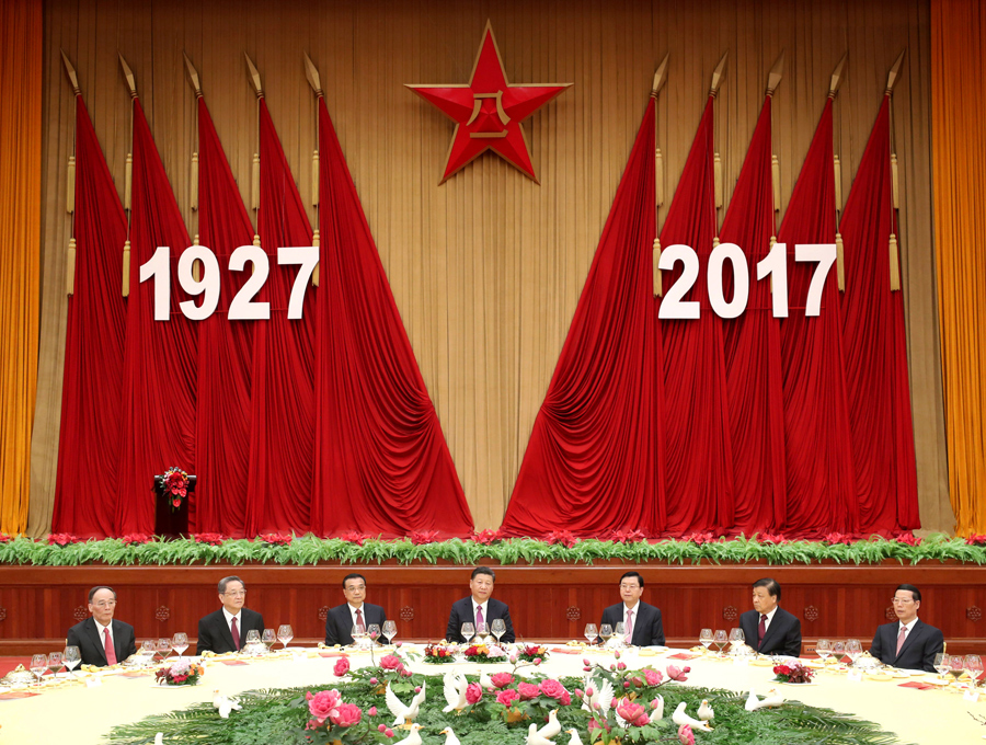 7月31日，中華人民共和國(guó)國(guó)防部在北京人民大會(huì)堂舉行盛大招待會(huì)，熱烈慶祝中國(guó)人民解放軍建軍90周年。中共中央總書(shū)記、國(guó)家主席、中央軍委主席習(xí)近平和李克強(qiáng)、張德江、俞正聲、劉云山、王岐山、張高麗等黨和國(guó)家領(lǐng)導(dǎo)人出席招待會(huì)。新華社記者 鞠鵬 攝
