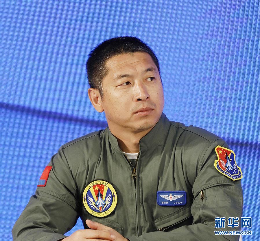 （圖文互動）（3）中國空軍新型戰機飛行員&ldquo;論劍&rdquo;珠海航展