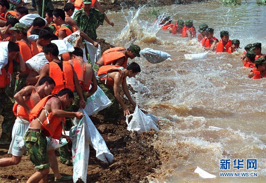 （圖文互動）（3）為了&ldquo;中國號&rdquo;巨輪揚帆遠航&mdash;&mdash;中國共產黨領導下的人民軍隊忠于祖國、服務人民啟示錄
