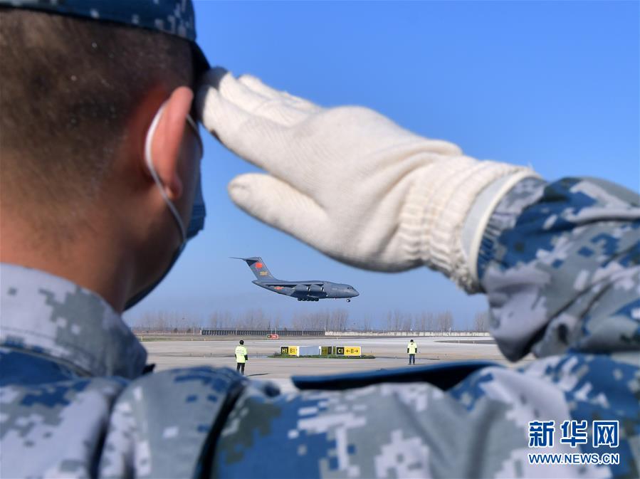 （聚焦疫情防控&middot;圖文互動）（3）空軍第四次向武漢大規(guī)模空運醫(yī)療隊員和物資