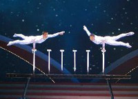 演員汪靜、高鴻陽在晚會上表演雜技《頂&mdash;&mdash;太極》