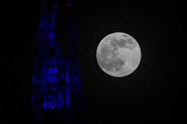 倫敦：&ldquo;超級月亮&rdquo;現身夜空