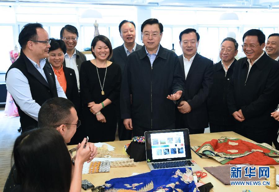 5月8日至11日，中共中央政治局常委、全國(guó)人大常委會(huì)委員長(zhǎng)張德江在浙江調(diào)研。這是5月9日，張德江來(lái)到位于嘉興市的雅瑩服裝有限公司，了解公司的服裝設(shè)計(jì)、生產(chǎn)和銷售情況。新華社記者 馬占成 攝 