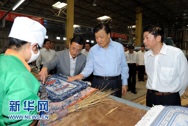 這是7月18日，劉云山在青海藏羊地毯集團有限公司調研。新華社記者 饒愛民 攝