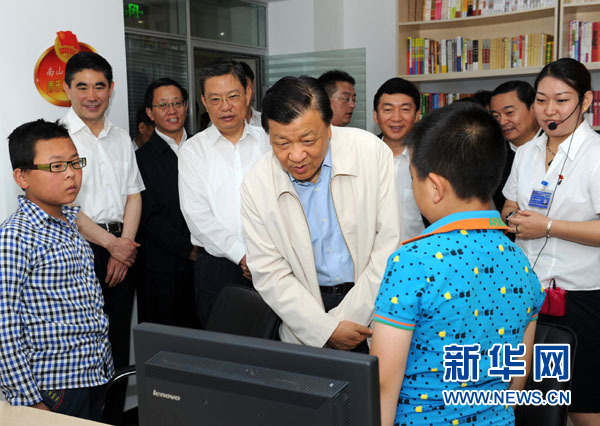 7月17日至19日，中共中央政治局常委、中央書記處書記劉云山在青海調研。這是7月18日，劉云山在西寧市南山西社區調研。 新華社記者饒愛民 攝