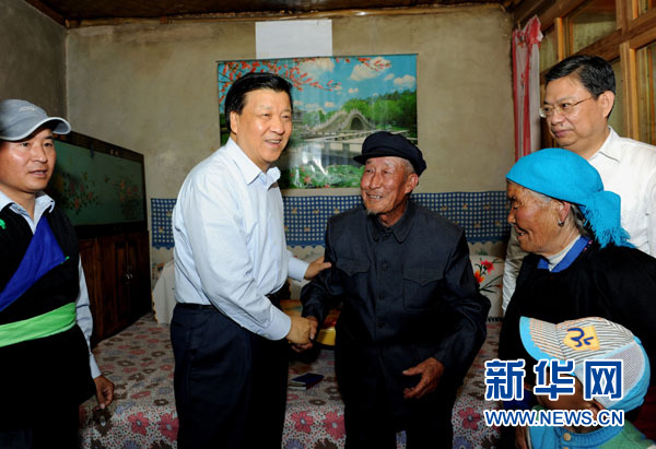 7月17日至19日，中共中央政治局常委、中央書記處書記劉云山在青海調研。這是7月17日，劉云山在海東市互助土族自治縣東山鄉白牙合村看望老黨員。新華社記者 饒愛民 攝