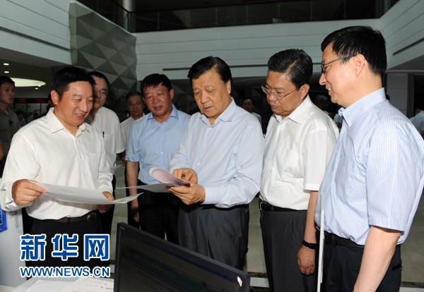  7月22日至23日，中共中央政治局常委、中央書(shū)記處書(shū)記劉云山在上海調(diào)研。這是7月22日，劉云山在中國(guó)（上海）自貿(mào)試驗(yàn)區(qū)外高橋綜合服務(wù)大廳調(diào)研。新華社記者 饒愛(ài)民 攝 