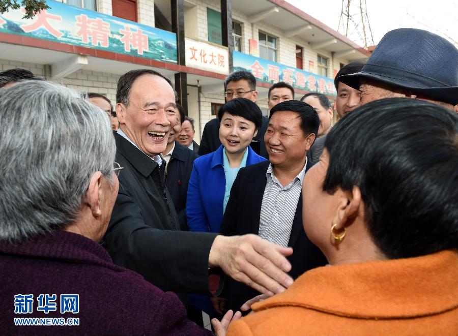 3月27日至28日，中共中央政治局常委、中央紀委書記王岐山到河南省調研，并主持召開座談會。這是3月27日王岐山在河南林州姚村鎮馮家口村同村民親切交談。 新華社記者 饒愛民 攝
