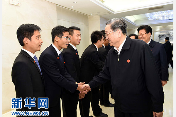 這是俞正聲會(huì)見(jiàn)在喀什地區(qū)鄉(xiāng)鎮(zhèn)工作的內(nèi)地高校畢業(yè)生代表。新華社記者 饒愛(ài)民 攝