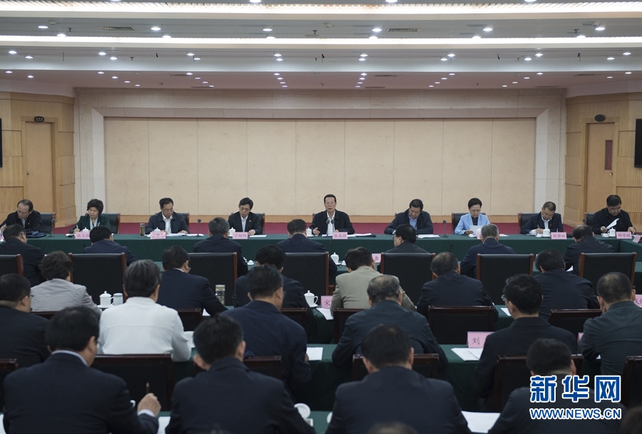 10月22日至23日，中共中央政治局常委、國務(wù)院副總理張高麗在山東調(diào)研扶貧工作情況。這是10月23日，張高麗在菏澤市主持召開扶貧工作座談會(huì)。 新華社記者 王曄 攝