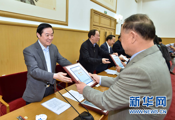 4月8日，中共中央政治局委員、中央書記處書記、中宣部部長(zhǎng)劉奇葆在北京同講好中國(guó)故事專家學(xué)者、文化交流使者研討班學(xué)員座談。這是劉奇葆在座談會(huì)上向獲得講好中國(guó)故事文化交流使者稱號(hào)的代表頒發(fā)證書。新華社記者 李濤 攝