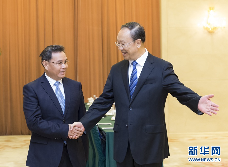 10月12日，中共中央書記處書記、全國(guó)政協(xié)副主席杜青林在北京會(huì)見來(lái)華訪問并出席&ldquo;2016中國(guó)共產(chǎn)黨與世界對(duì)話會(huì)&rdquo;的老撾人革黨中央政治局委員、建國(guó)陣線中央主席賽頌蓬&middot;豐威漢率領(lǐng)的老撾人革黨代表團(tuán)。　新華社記者丁海濤攝