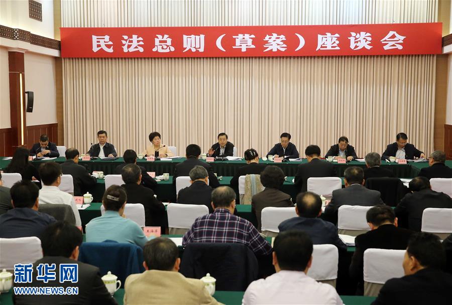 這是11月23日，張德江在成都主持召開座談會，11個?。▍^、市）人大常委會負責同志、部分全國人大代表、法律工作者及專家學者參加會議。新華社記者 劉衛兵 攝 