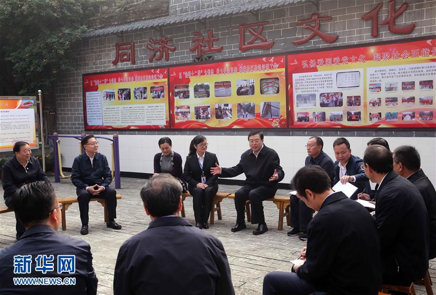 這是11月21日，張德江來到宜賓李莊鎮同濟社區，了解社區的工作情況。 新華社記者 劉衛兵 攝 