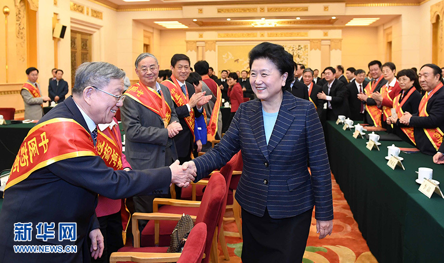 12月29日，中共中央政治局委員、國務院副總理劉延東在北京與中醫藥高等學校教學名師座談。這是座談會前，劉延東與獲得表彰的教師握手。新華社記者 張鐸 攝