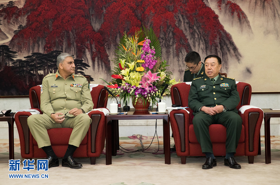 3月16日，中央軍委副主席范長(zhǎng)龍會(huì)見(jiàn)來(lái)訪(fǎng)的巴基斯坦陸軍參謀長(zhǎng)巴杰瓦。   新華社記者琚振華攝