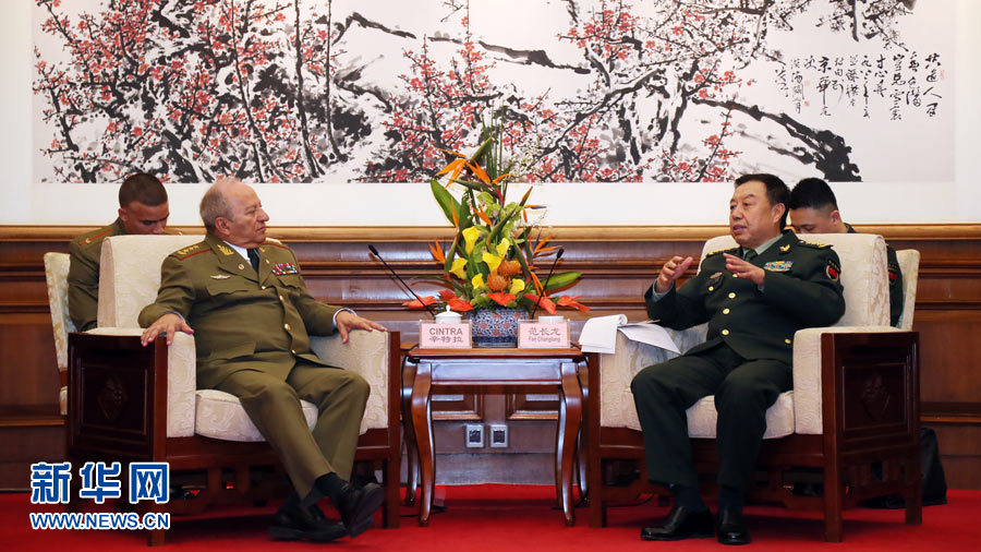 3月28日，中央軍委副主席范長龍在北京釣魚臺國賓館會見來華訪問的古巴革命武裝力量部部長萊奧波爾多&middot;辛特拉。 新華社發（劉芳 攝） 