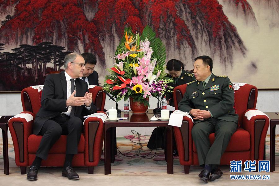 3月31日，中央軍委副主席范長龍?jiān)诒本?huì)見來訪的瑞士國防、民防和體育部長帕莫蘭。 新華社記者 劉芳 攝