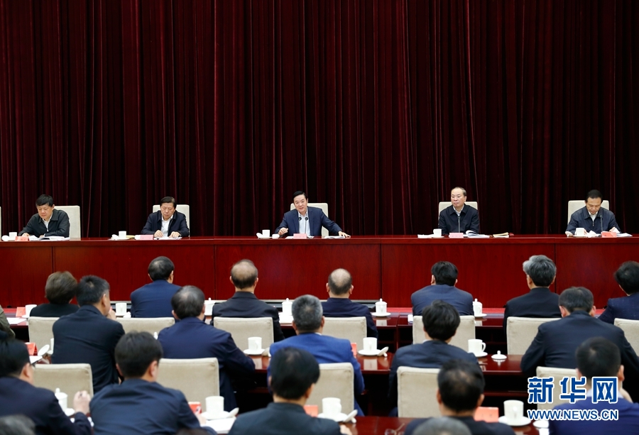 4月13日，中央宣傳部、中央政法委在北京召開貫徹落實《關(guān)于進(jìn)一步把社會主義核心價值觀融入法治建設(shè)的指導(dǎo)意見》電視電話會議。中共中央政治局委員、中央書記處書記、中宣部部長劉奇葆出席會議并講話。新華社記者丁海濤攝