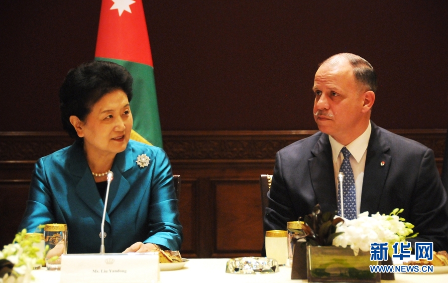 4月20日，在約旦首都安曼，約旦代國王費薩爾（右）會見中國國務(wù)院副總理劉延?xùn)|。 新華社記者林曉蔚攝