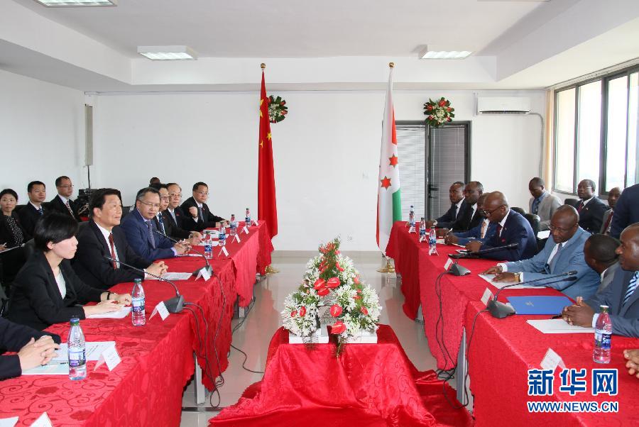 5月11日，中國國家副主席李源潮在布瓊布拉與布隆迪第一副總統(tǒng)辛迪姆沃和第二副總統(tǒng)布托雷舉行會(huì)談。 新華社記者呂天然攝 