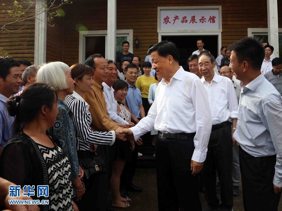 6月8日至10日，中共中央政治局常委、中央書記處書記劉云山在福建調(diào)研。這是6月9日，劉云山在周寧縣上洋村與村民親切交談。新華社記者 劉衛(wèi)兵 攝