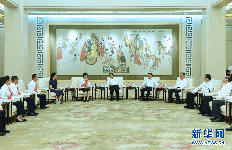 6月21日，廖俊波同志先進事跡報告會在北京人民大會堂舉行。報告會前，中共中央政治局常委、中央書記處書記劉云山會見報告團成員，代表習近平總書記，代表黨中央，向廖俊波同志家屬表示親切慰問，并頒發黨中央追授廖俊波同志&ldquo;全國優秀共產黨員&rdquo;證書、獎章。新華社記者 饒愛民 攝