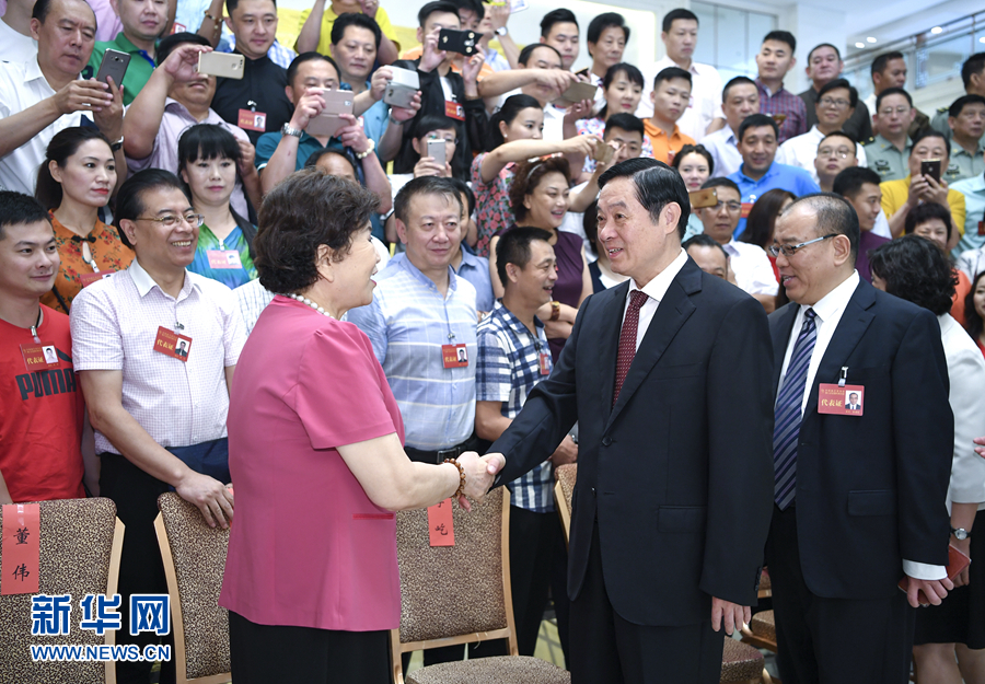 7月19日，中國曲藝家協會第八次全國代表大會在北京召開。中共中央政治局委員、中央書記處書記、中宣部部長劉奇葆出席開幕式并講話。這是開幕式前，劉奇葆接見與會代表。新華社記者 張領 攝
