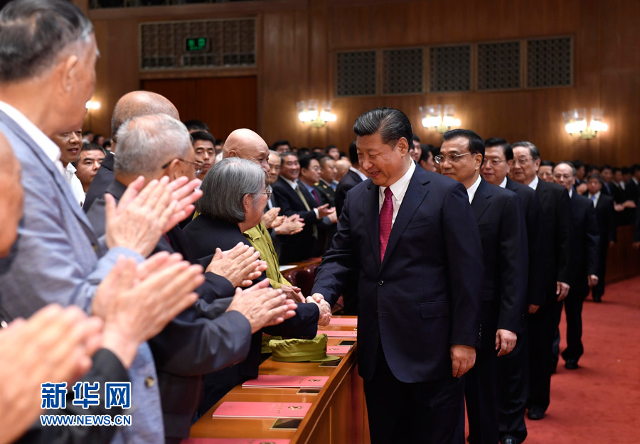 7月28日，慶祝中國人民解放軍建軍90周年文藝晚會《在黨的旗幟下》在北京人民大會堂舉行。中共中央總書記、國家主席、中央軍委主席習近平和李克強、張德江、俞正聲、劉云山、王岐山、張高麗等黨和國家領導人，與首都3000多名各界群眾一起觀看演出。演出開始前，習近平等與老戰士、老同志代表和&ldquo;八一勛章&rdquo;獲得者親切握手。新華社記者 李學仁 攝