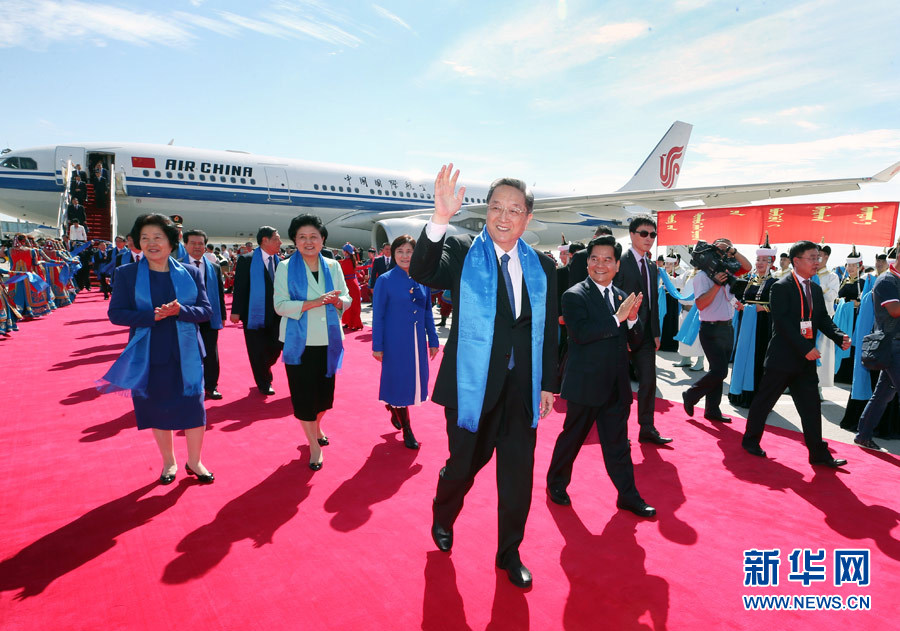 8月7日，以中共中央政治局常委、全國政協主席俞正聲為團長的中央代表團飛抵呼和浩特，出席內蒙古自治區成立70周年慶祝活動。中央代表團在機場受到內蒙古各族群眾的熱烈歡迎。新華社記者 姚大偉 攝