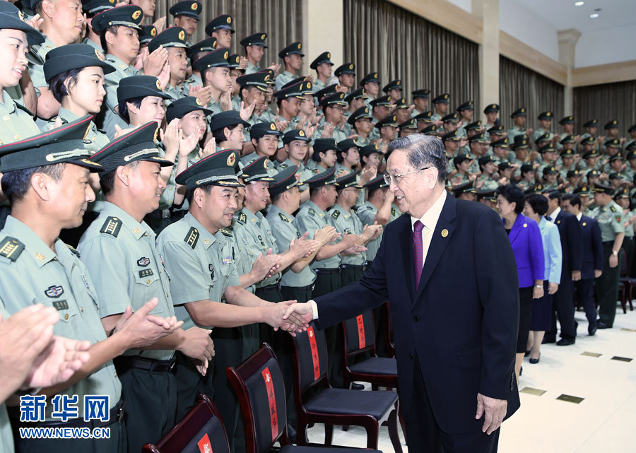 8月7日，中共中央政治局常委、全國政協(xié)主席、中央代表團(tuán)團(tuán)長俞正聲率代表團(tuán)部分成員分別赴內(nèi)蒙古軍區(qū)、武警內(nèi)蒙古總隊、武警內(nèi)蒙古森林總隊慰問，并會見自治區(qū)政法干警代表。這是俞正聲會見內(nèi)蒙古軍區(qū)指戰(zhàn)員。新華社記者 張領(lǐng) 攝