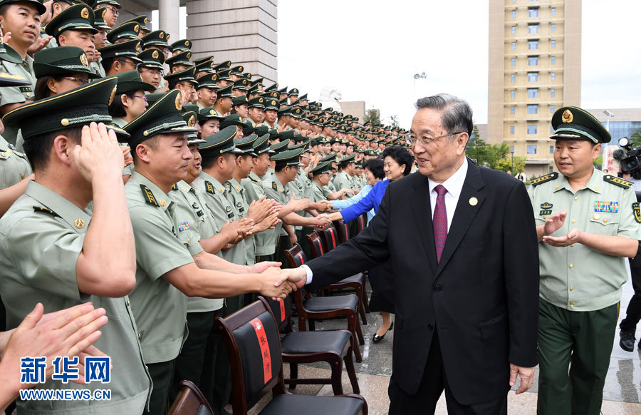 8月7日，中共中央政治局常委、全國政協(xié)主席、中央代表團(tuán)團(tuán)長俞正聲率代表團(tuán)部分成員分別赴內(nèi)蒙古軍區(qū)、武警內(nèi)蒙古總隊、武警內(nèi)蒙古森林總隊慰問，并會見自治區(qū)政法干警代表。這是俞正聲會見武警內(nèi)蒙古總隊官兵。新華社記者 張領(lǐng) 攝