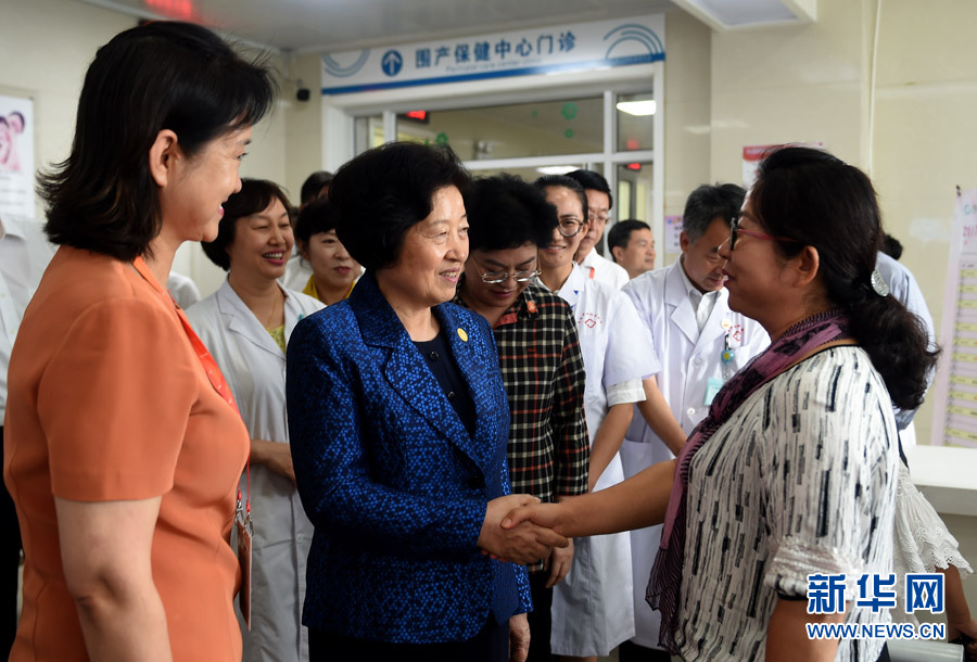 8月9日，中共中央政治局委員、中央統(tǒng)戰(zhàn)部部長、中央代表團副團長孫春蘭率中央代表團三分團，先后赴內蒙古自治區(qū)烏海市、阿拉善盟看望各族干部群眾。這是孫春蘭在烏海市婦兒醫(yī)療預防保健中心同患者親切交談。新華社記者 任軍川 攝