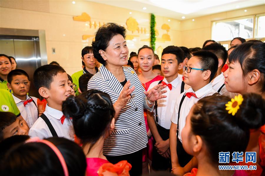 8月10日，中共中央政治局委員、國務院副總理、中央代表團副團長劉延東率中央代表團二分團來到呼倫貝爾，把以習近平同志為核心的黨中央的親切關懷和全國人民的美好祝福帶給當地各族干部群眾。這是劉延東在呼倫貝爾市兒童福利院與孩子們在一起。新華社記者 連振 攝