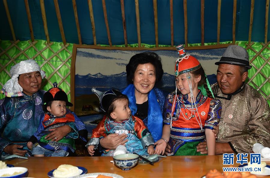 8月11日，帶著以習(xí)近平同志為核心的黨中央的親切關(guān)懷和全國各族人民的美好祝福，中共中央政治局委員、中央統(tǒng)戰(zhàn)部部長、中央代表團(tuán)副團(tuán)長孫春蘭率中央代表團(tuán)三分團(tuán)在錫林郭勒盟看望各族干部群眾，共同慶祝內(nèi)蒙古自治區(qū)成立70周年。這是孫春蘭在錫林浩特市寶力根蘇木牧民巴&middot;巴特爾（右一）家中看望。新華社記者 任軍川 攝