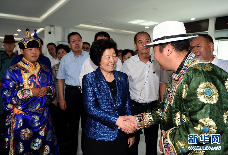 8月11日，帶著以習(xí)近平同志為核心的黨中央的親切關(guān)懷和全國各族人民的美好祝福，中共中央政治局委員、中央統(tǒng)戰(zhàn)部部長、中央代表團(tuán)副團(tuán)長孫春蘭率中央代表團(tuán)三分團(tuán)在錫林郭勒盟看望各族干部群眾，共同慶祝內(nèi)蒙古自治區(qū)成立70周年。這是孫春蘭在非公企業(yè)大莊園生態(tài)牛羊肉產(chǎn)業(yè)示范園同前來售羊的牧民親切交談。新華社記者 任軍川 攝