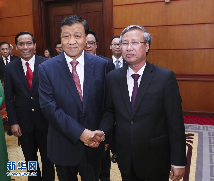 應(yīng)越南共產(chǎn)黨邀請(qǐng)，中共中央政治局常委、中央書(shū)記處書(shū)記劉云山9月18日至19日對(duì)越南進(jìn)行正式訪問(wèn)。這是9月18日，劉云山在河內(nèi)與越共中央政治局委員陳國(guó)旺舉行會(huì)談。 新華社記者 龐興雷 攝