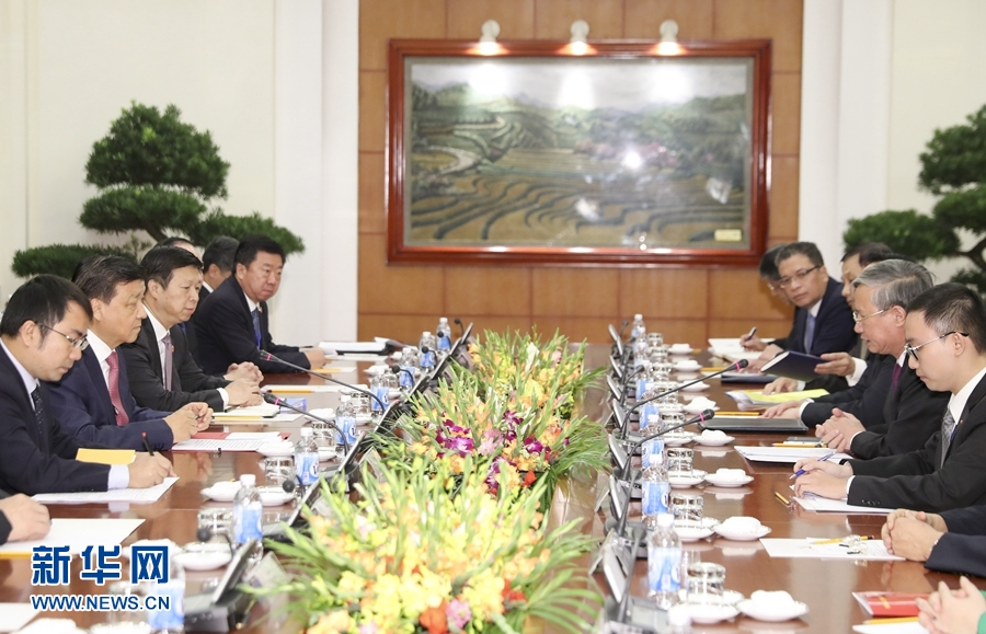 應(yīng)越南共產(chǎn)黨邀請(qǐng)，中共中央政治局常委、中央書(shū)記處書(shū)記劉云山9月18日至19日對(duì)越南進(jìn)行正式訪問(wèn)。這是9月18日，劉云山在河內(nèi)與越共中央政治局委員陳國(guó)旺舉行會(huì)談。 新華社記者 丁林 攝