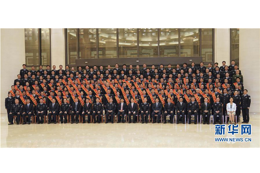 9月22日，&ldquo;熱血鑄劍&middot;丹心衛民&rdquo;全國公安百佳刑警推選活動揭曉儀式在北京舉行。中共中央政治局委員、中央政法委書記孟建柱會見當選民警并觀看揭曉儀式。國務委員、公安部部長郭聲琨參加會見并觀看揭曉儀式。新華社記者 殷剛 攝