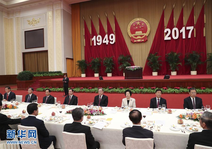 9月28日，全國政協(xié)辦公廳、中共中央統(tǒng)戰(zhàn)部、國務院僑辦、國務院港澳辦、國務院臺辦在北京人民大會堂聯(lián)合舉行國慶招待會。中共中央政治局常委、全國政協(xié)主席俞正聲與2800多名港澳臺僑各界代表歡聚一堂，慶祝中華人民共和國成立68周年。這是俞正聲在招待會上致辭。新華社記者 龐興雷 攝
