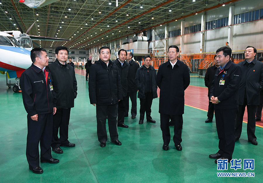 11月14日至15日，國務院副總理張高麗在黑龍江調研。這是11月14日，張高麗到哈爾濱飛機工業集團有限責任公司了解國有老企業轉型升級情況。 新華社記者 高潔 攝