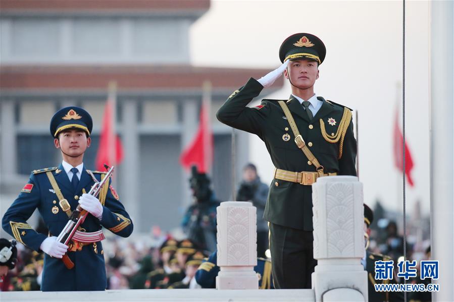 （社會）（4）人民解放軍首次執行天安門廣場升國旗任務 