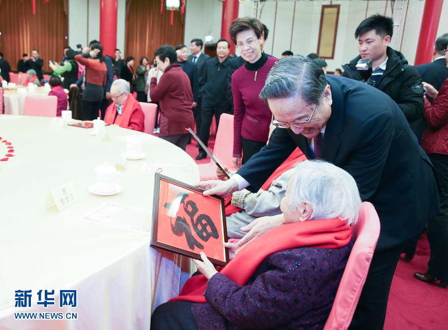 2月1日，全國政協(xié)在北京政協(xié)禮堂舉行已故知名人士的夫人2018年春節(jié)茶話會，大家歡聚一堂，暢敘友情，共賀新春。全國政協(xié)主席俞正聲出席茶話會。這是俞正聲向已故知名人士的夫人贈送&ldquo;福&rdquo;字。新華社記者 姚大偉 攝