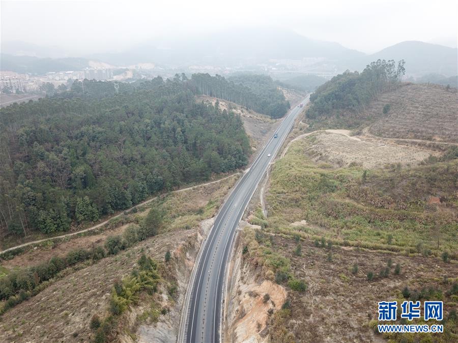 （圖文互動&middot;新華全媒頭條）（2）讓農(nóng)民致富奔小康的道路越走越寬廣&mdash;&mdash;黨的十八大以來以習(xí)近平同志為核心的黨中央關(guān)心農(nóng)村公路發(fā)展紀(jì)實(shí)